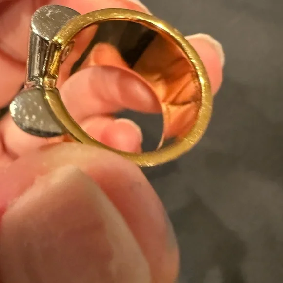 Louis Vuitton Essential V Ring Size 7/M - Picture 14 of 16